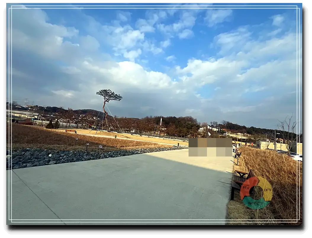 화성시독립운동기념관_야외광장-소나무-구름-파란하늘