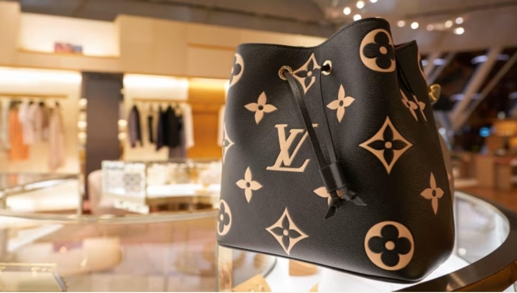 루이비통(Louis Vuitton) 역사에서 &lsquo;탐험가들과의 협업&rsquo;에 해당하는 자료 이미지입니다.