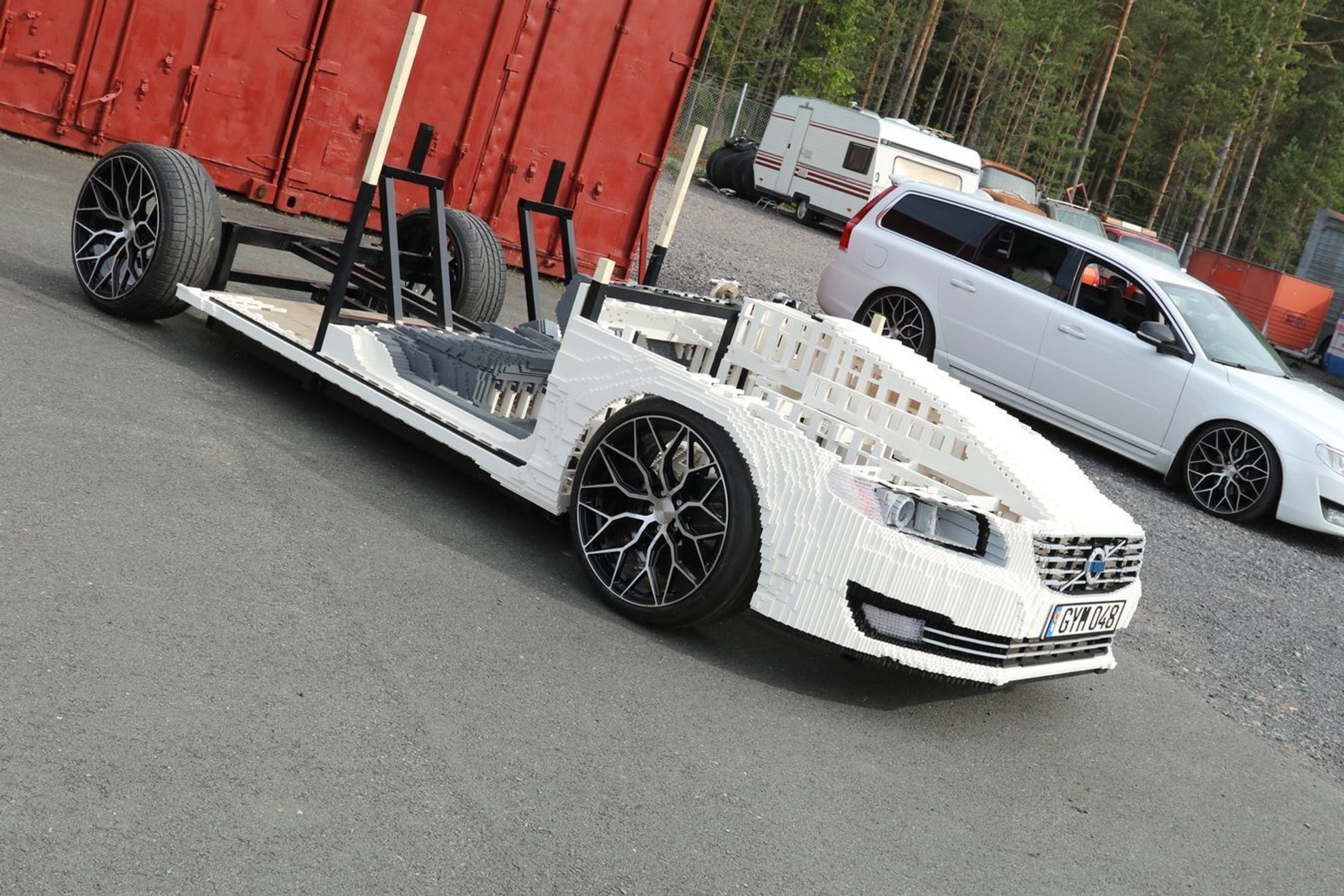 스웨덴 브릭 아티스트 데이비드 구스타프손이 제작한 1:1 실차 크기의 레고 볼보 V70 작품