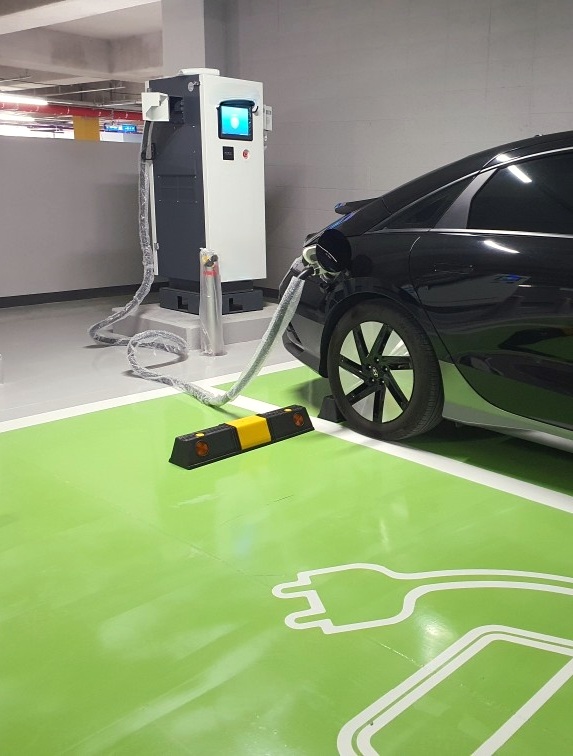 전기차-충전소에는-안전을-위해-볼라드를-설치합니다.