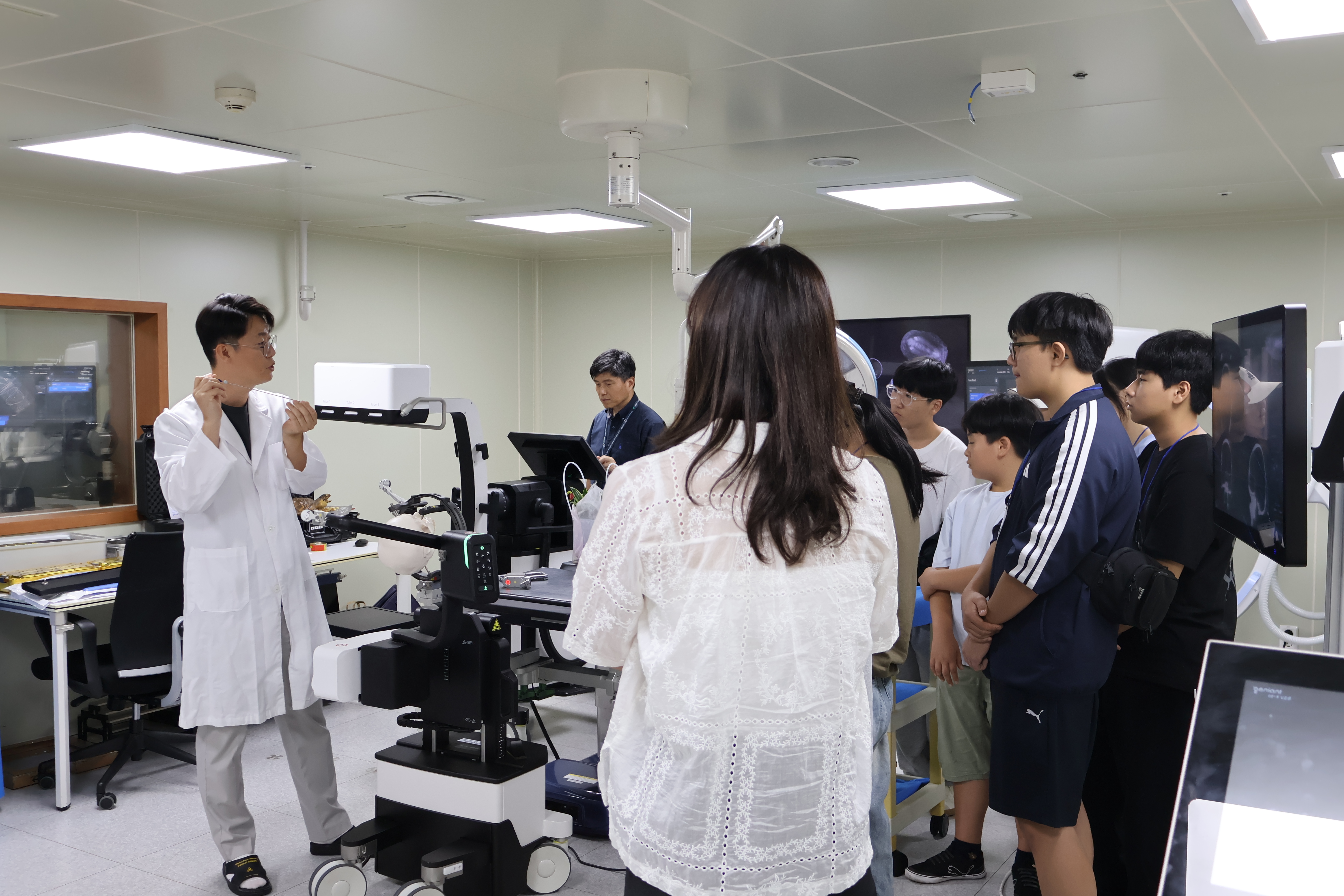 용인특례시와 고영테크놀러지가 함께하는 중학생 대상 기업 탐방 진로교육 진행 현장 모습