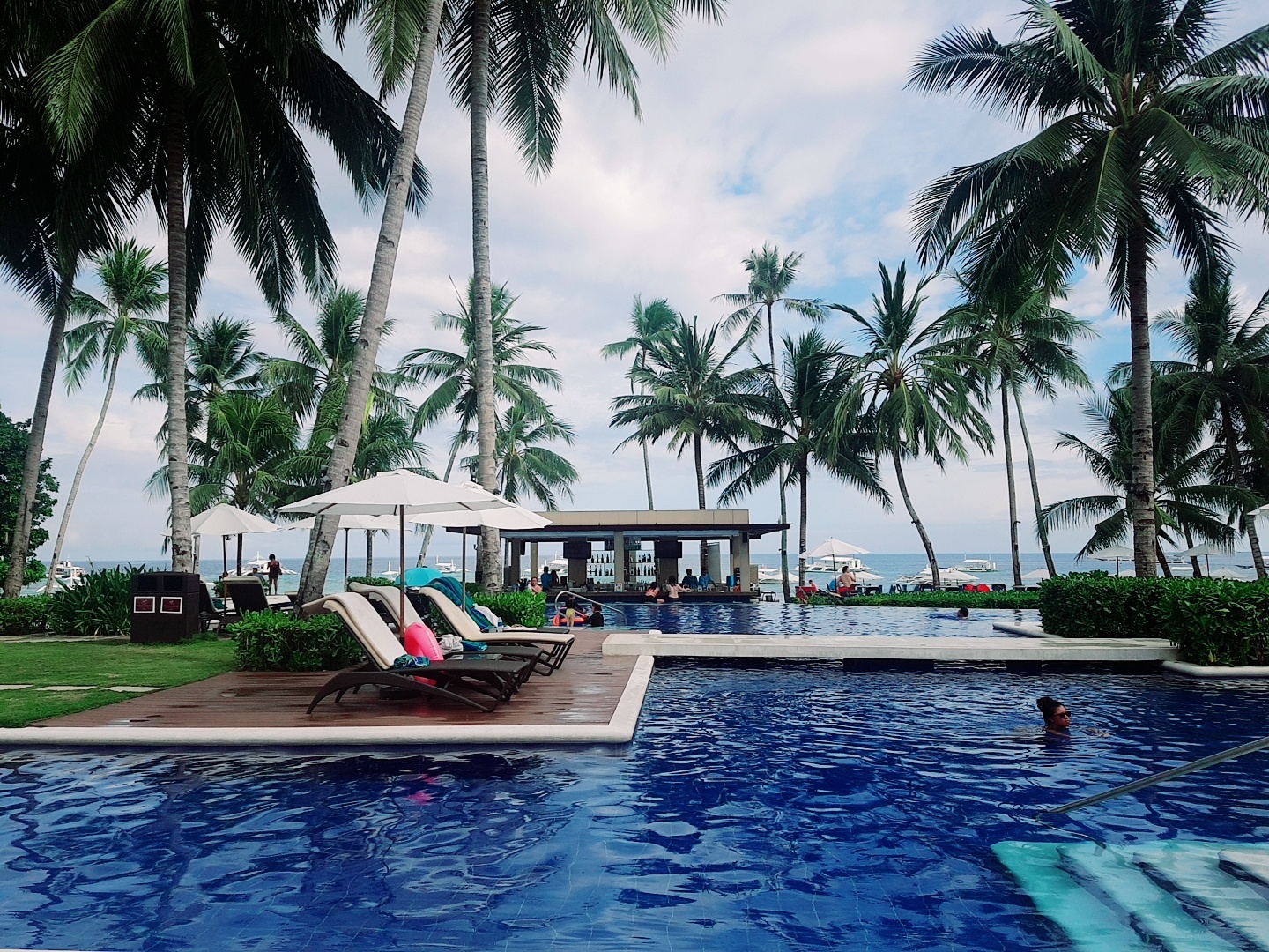 필리핀 보홀 헤난 리조트 알로나 비치 중앙 수영장 전경