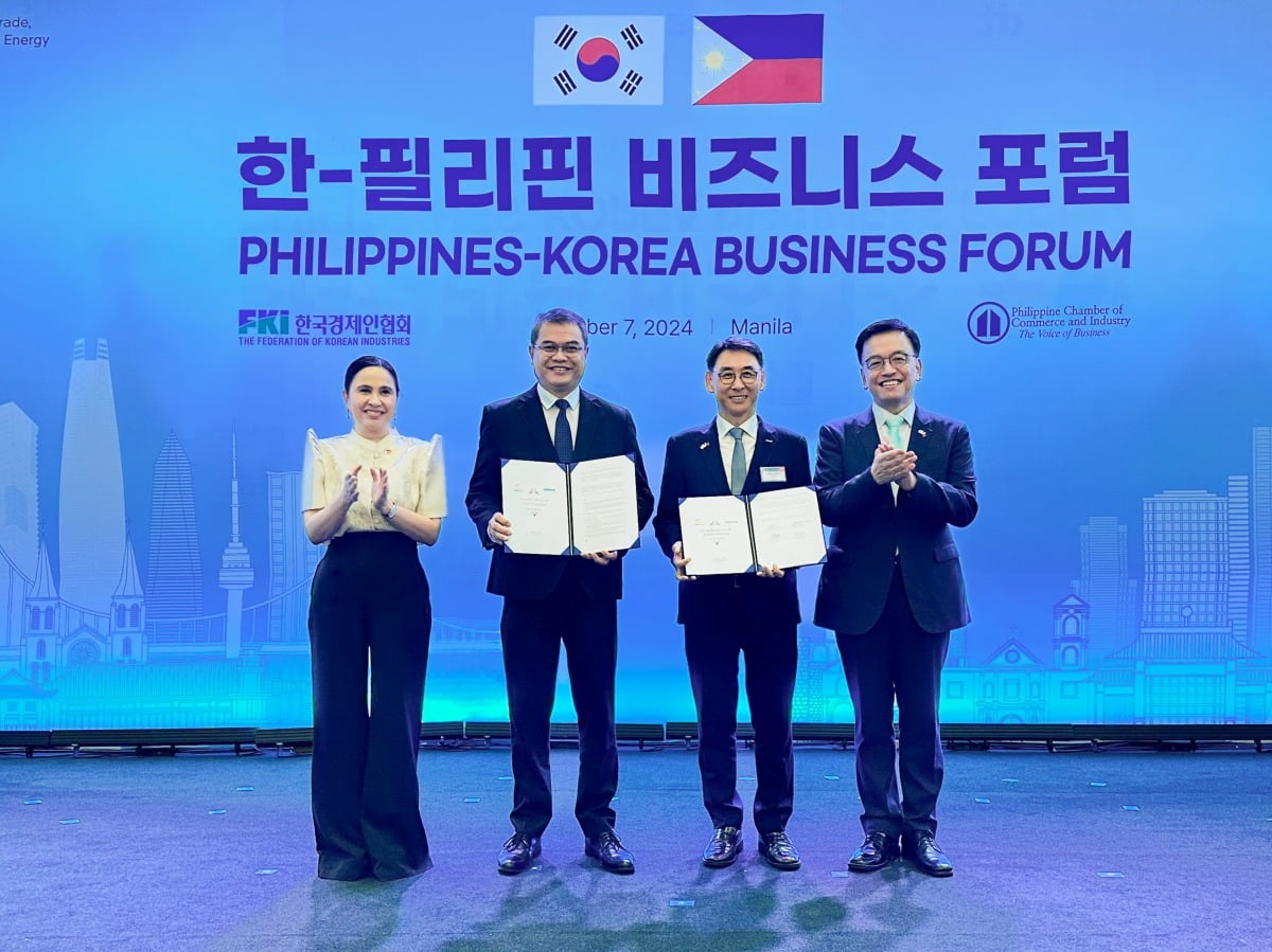 두산에너빌리티가 7일(현지 시간) 필리핀 마닐라에서 열린 ‘한-필리핀 비즈니스 포럼’에서 필리핀 최대 전력기업인 메랄코와 필리핀 발전 인프라 분야에서 협력을 가속키로 했다. 왼쪽부터 크리스티나 알데게르 로케 필리핀 통상산업부 장관, 메랄코 로니 아페로초 수석 부사장, 두산에너빌리티 정연인 부회장, 최상목 경제부총리.