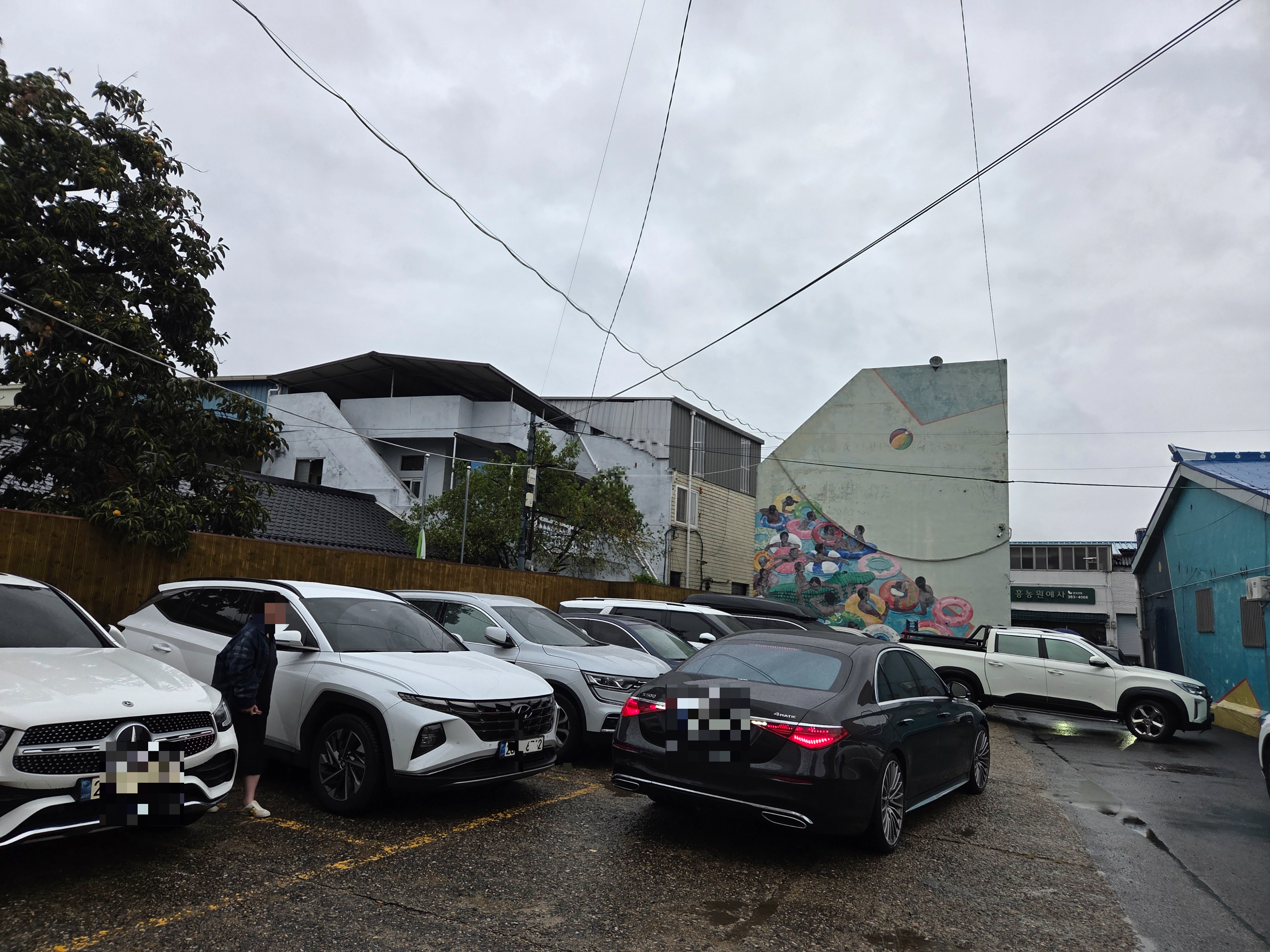 담양 신식당 넓은 주차장을 갖춘 모습