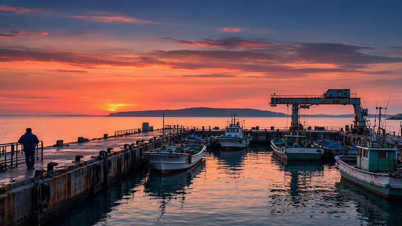<img src=&rdquo;mokpo-harbor-sea-memory.jpg&rdquo; alt=&rdquo; 노을이 내려앉은 목포항과 바다의 풍경&rdquo;>