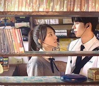 상견니-두주인공-도서관에있는사진