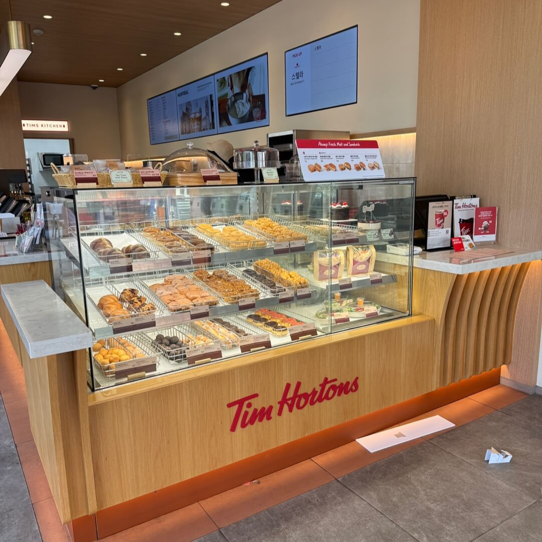 팀홀튼 도넛 베이커리 진열대