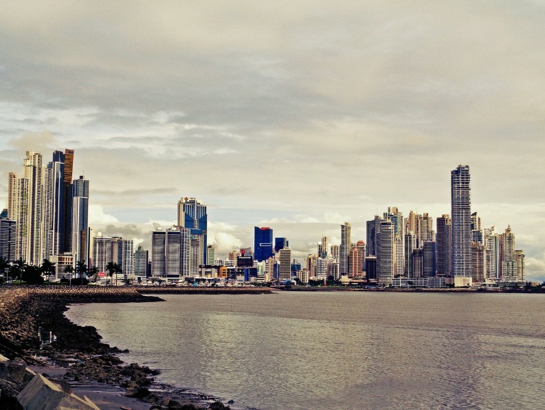 파나마시티 해안가를 따라 늘어선 현대적인 고층 빌딩들과 바다가 보이는 마천루 스카이라인 전경