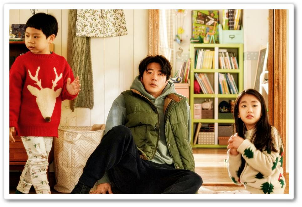 영화 스위치 박강이 과거의 모습으로 돌아온 뒤 당황한 모습