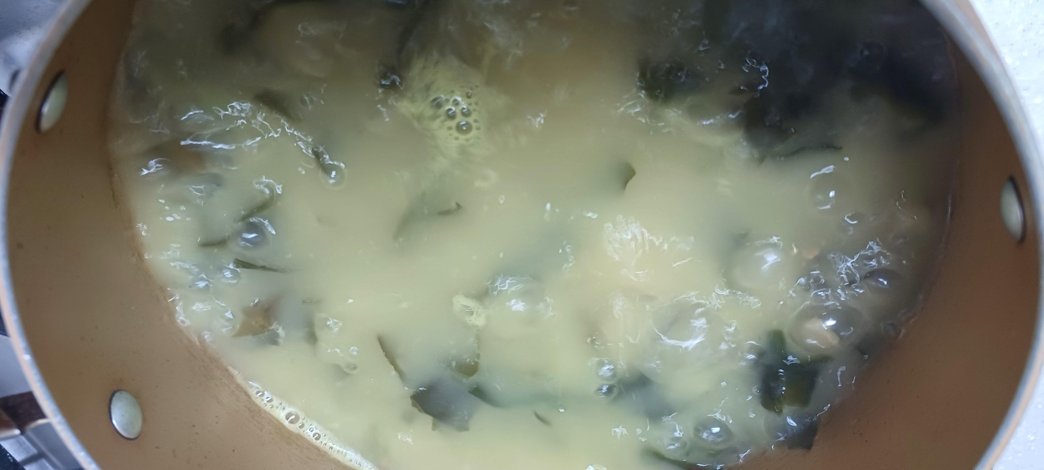 깊은 맛이 우러날 때까지 끓이기