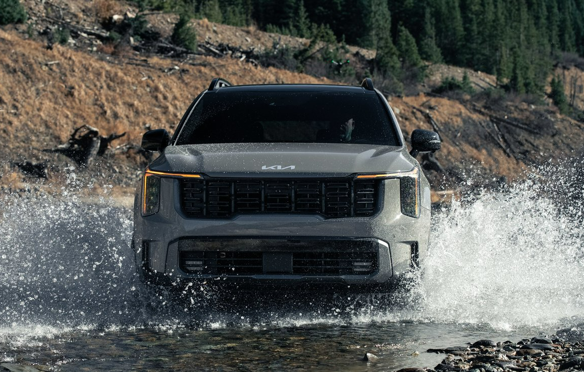 기아가 '2023 LA 오토쇼'를 통해 '더 뉴 쏘렌토'를 북미 시장에 처음 선보인 가운데, 신규 트림인 '더 뉴 쏘렌토 X-프로(X-Pro)' 모델이 주목받고 있다.