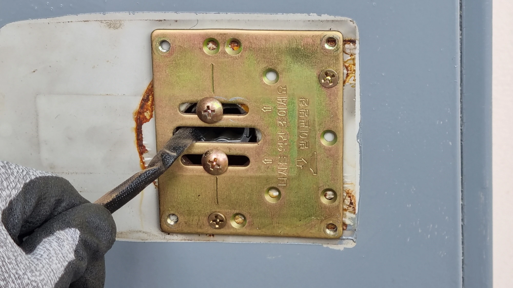 도어락 고정 볼트 위치