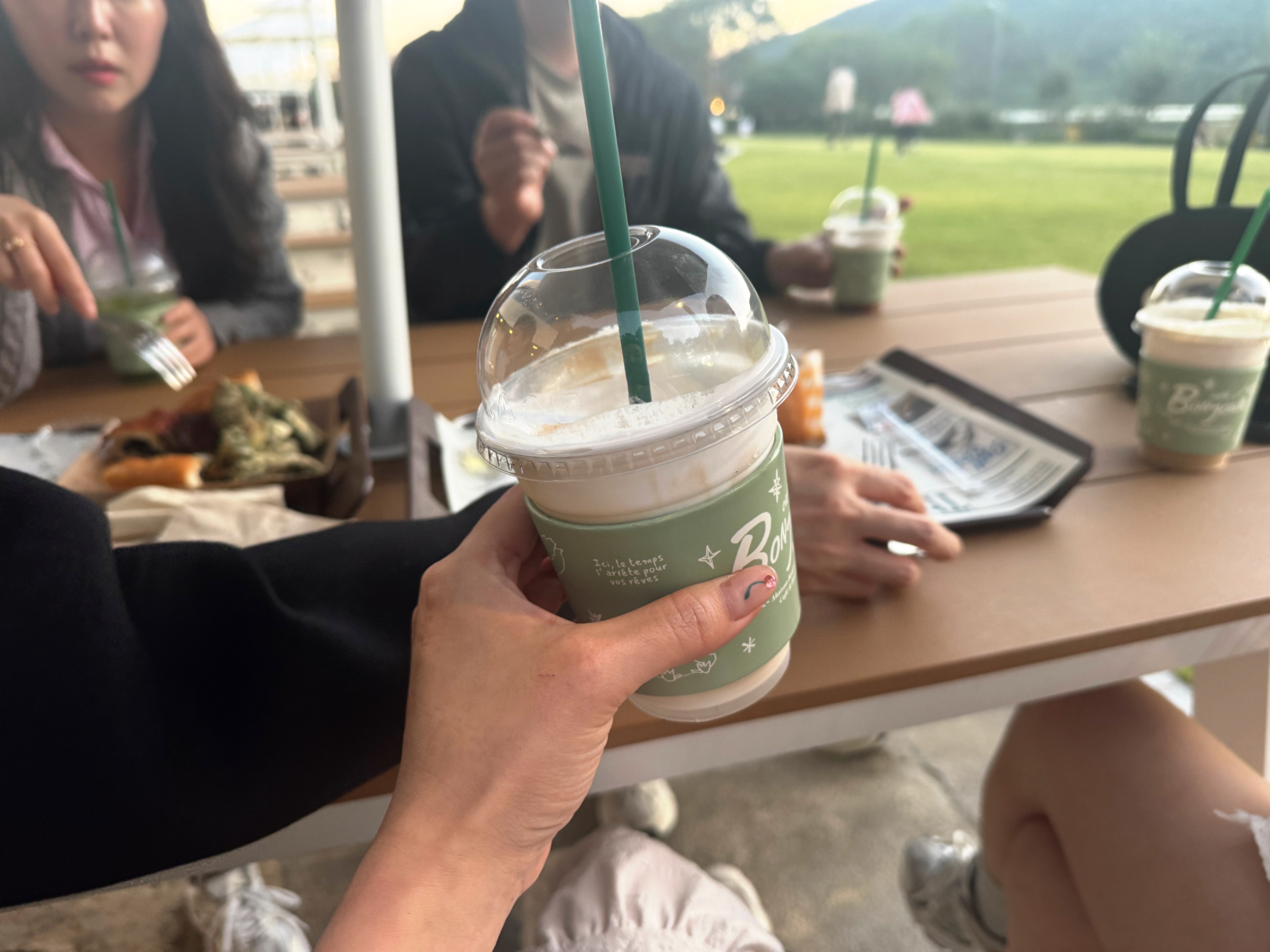 봉주르 팔당 쥬르 소금라떼 클로즈업, 코코넛 향과 소금 크림 시그니처