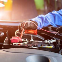 자동차-배터리-수명-확인하는-사진