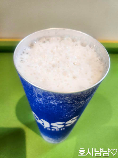 카스 변온컵 거품이 풍성하게 올라옴