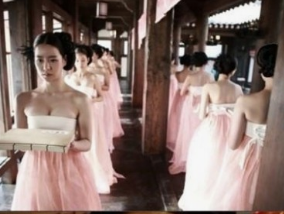 파격적인 노출연기로 데뷔한 현재 최고의 스타