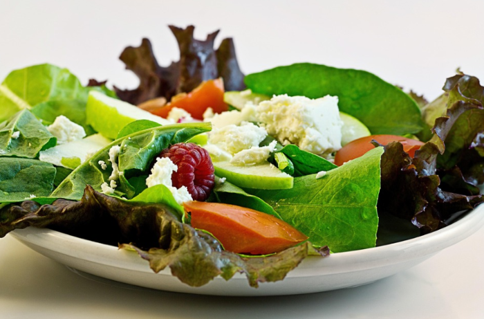 태아의 건강한 면역력 형성을 위한 임산부의 식단 &ndash; 신선한 채소와 자연 식재료로 구성된 영양 가득한 샐러드