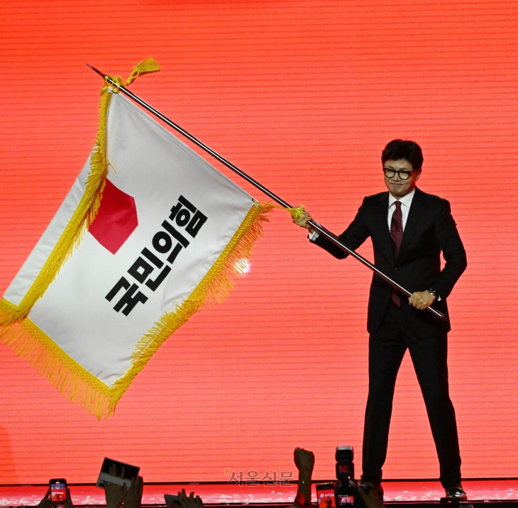 엄