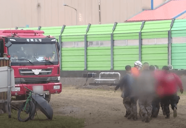 포항 장갑차 침수 사고 후 구조 장면