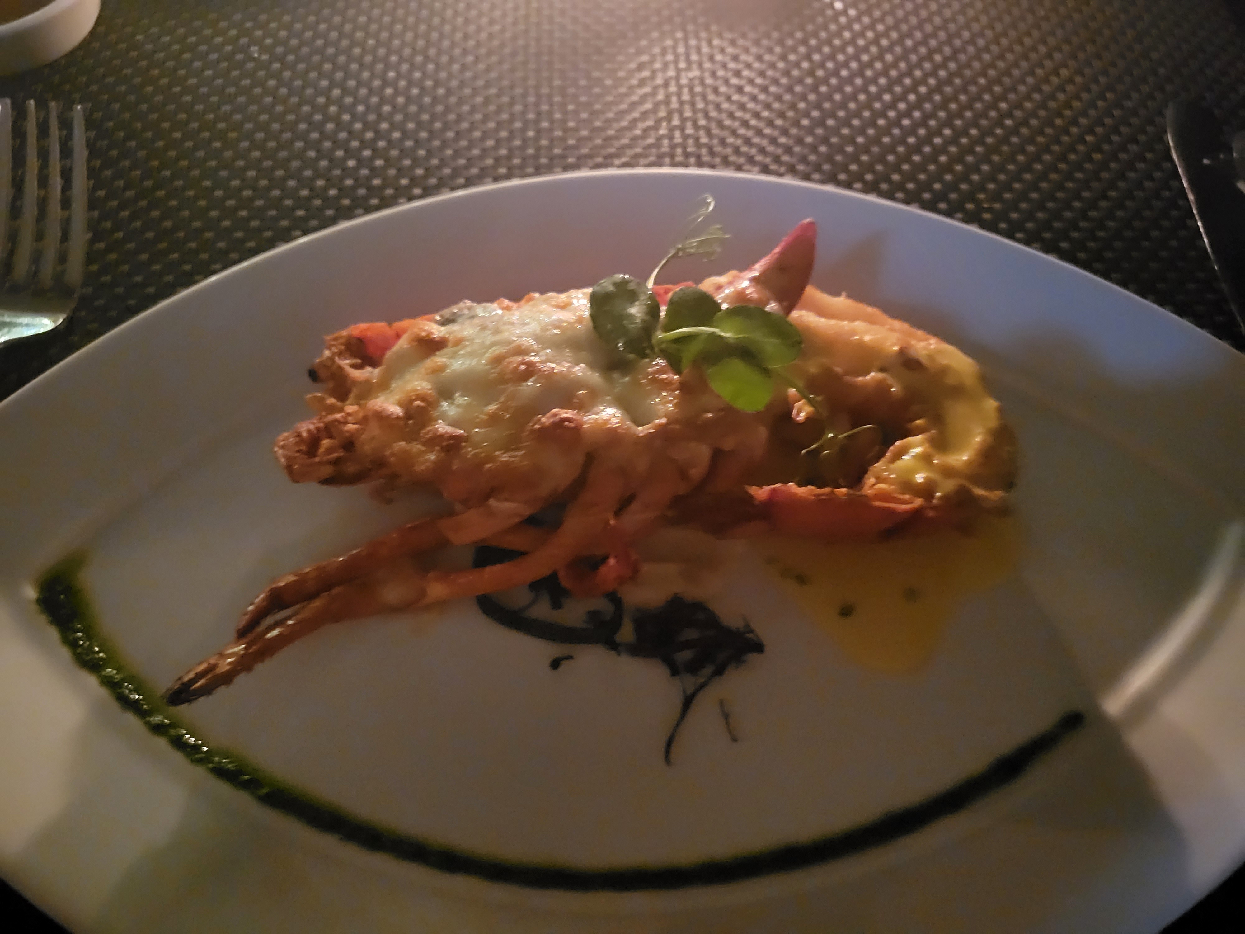 버섯 크림을 곁들인 바닷가재 구이