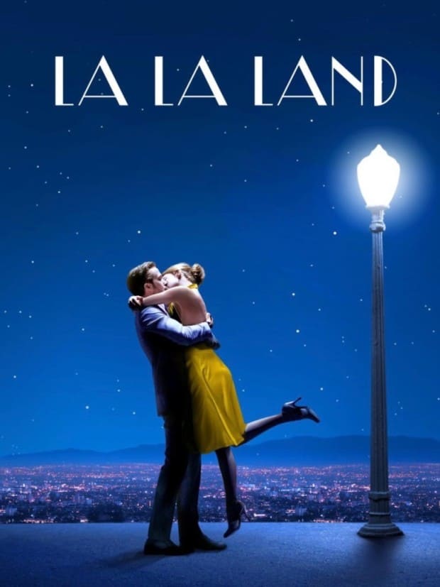 라라랜드 포스터 밤 별빛 아래 가로등 밑에서 포옹하며 키스하고 있는 라라랜드 두 주인공 세바스찬과 미아