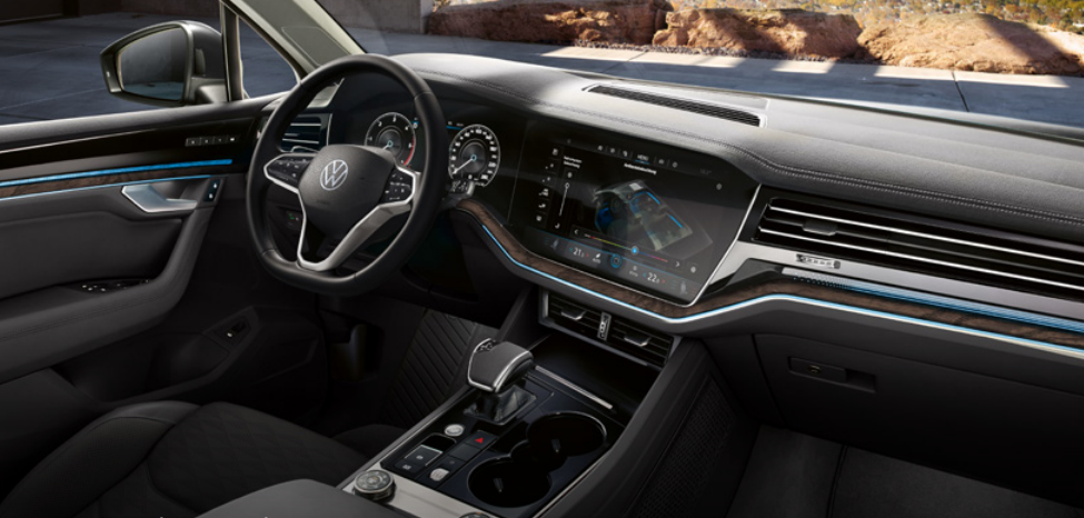 2023-투아렉-실내