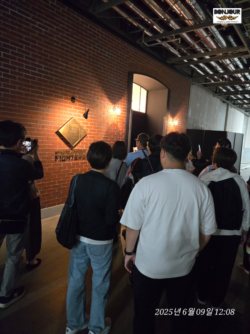 히스토리 에어리어로 들어가는 문앞에서 관객들이 설명을 듣고 있는 모습