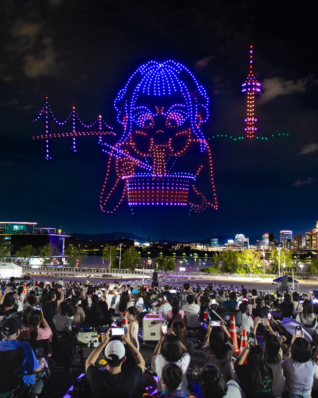 한강 드론라이트쇼 &lsquo;케이팝데몬헌터스 in Seoul&rsquo; 11월 15일 앵콜! &amp;#39;케데헌 드론쇼&amp;#39; 여의도 하늘을 밝히다