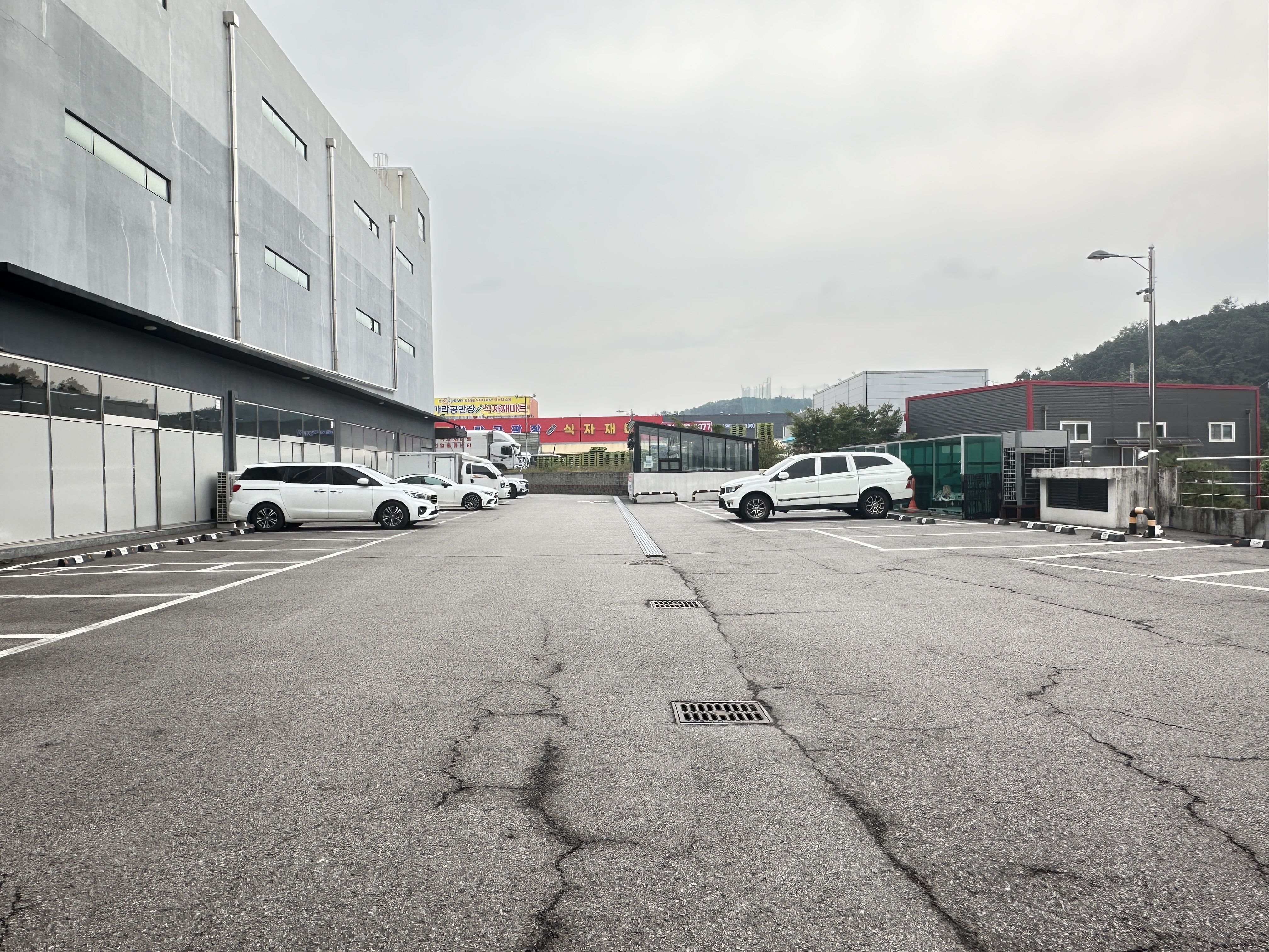 매장 입구 및 주차장