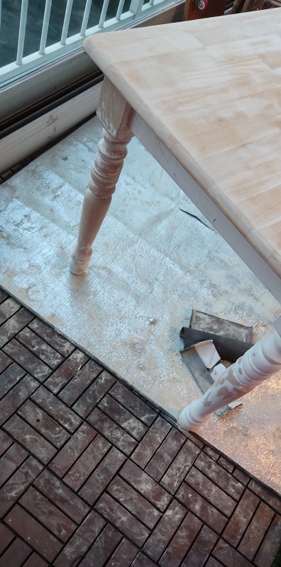 바닥 에 먼지 가득한 모습