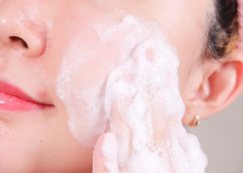 깨끗하게 세안하는 여성