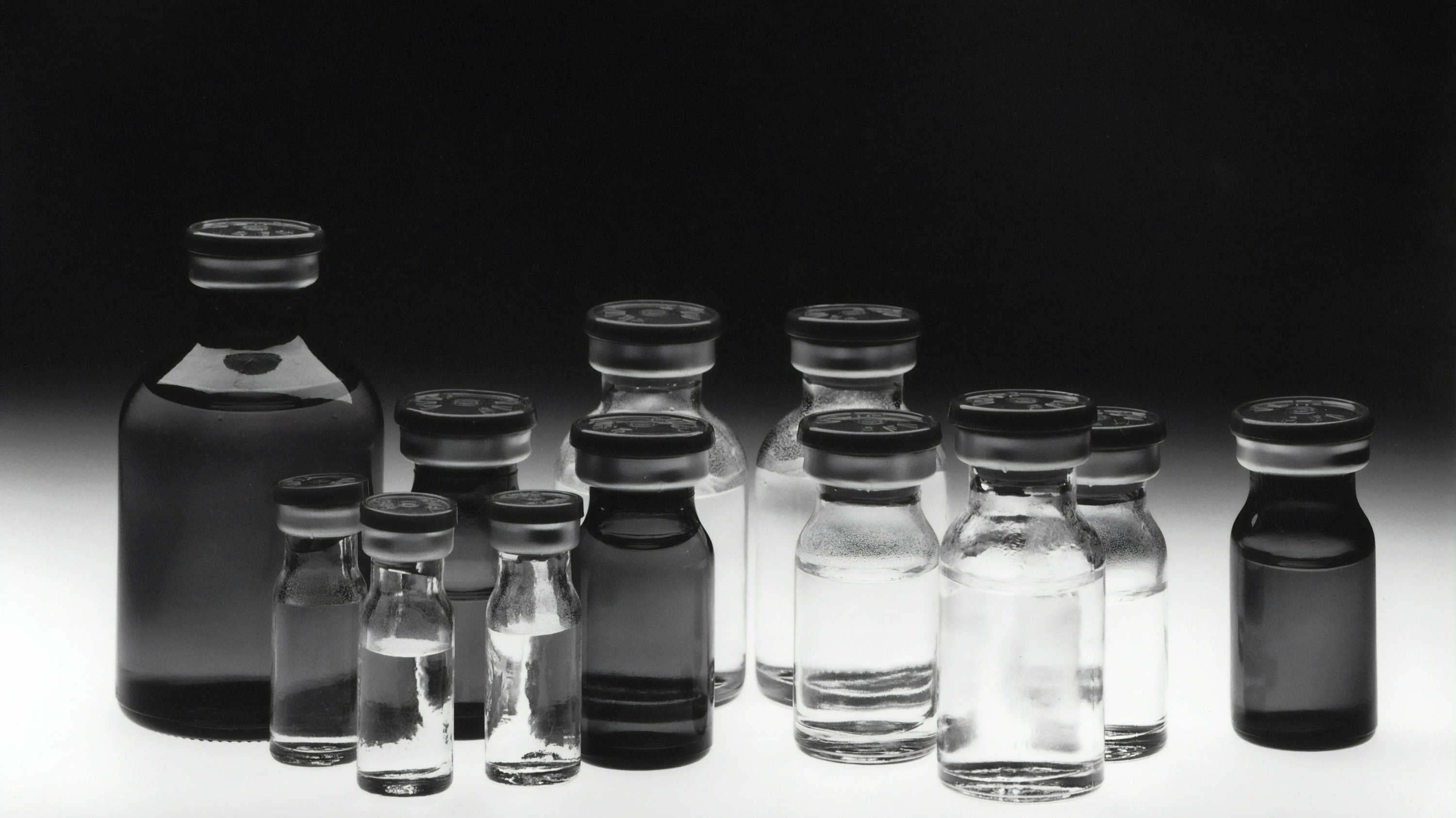 약물이 들어있는 약품 바이알들