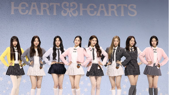 SM의 새 걸그룹 하츠투하츠(Hearts2Hearts)가 24일 서울 광진구 예스24라이브홀에서 열린 첫 번째 싱글 ‘더 체이스’ 언론 공개회에 참석, 포즈를 취하고 있다.