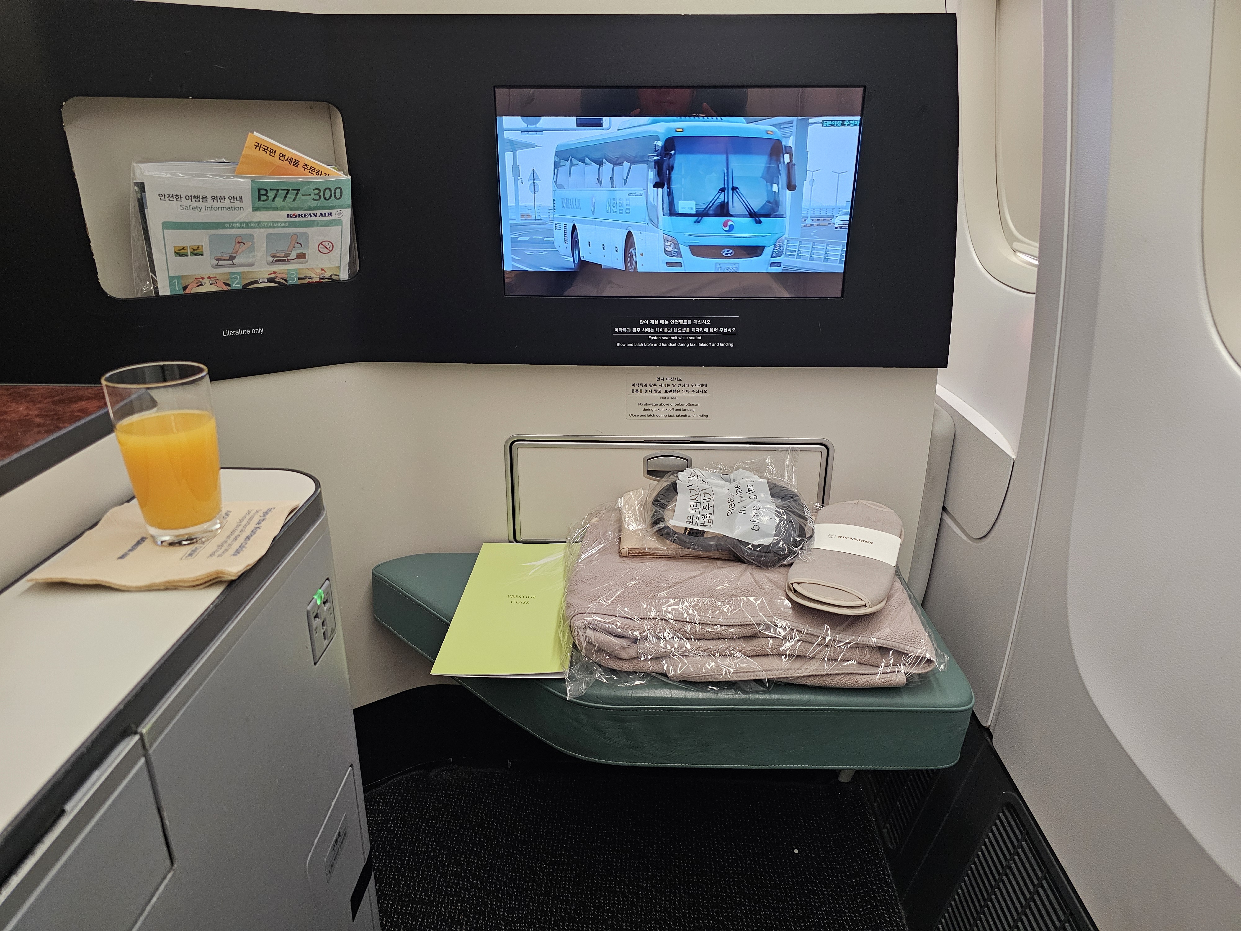 Korean Air B777-300ER Business Class