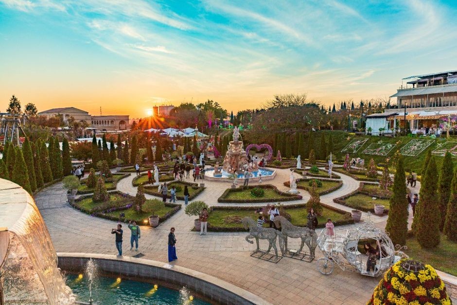 별빛이 흐르는 정원 전경