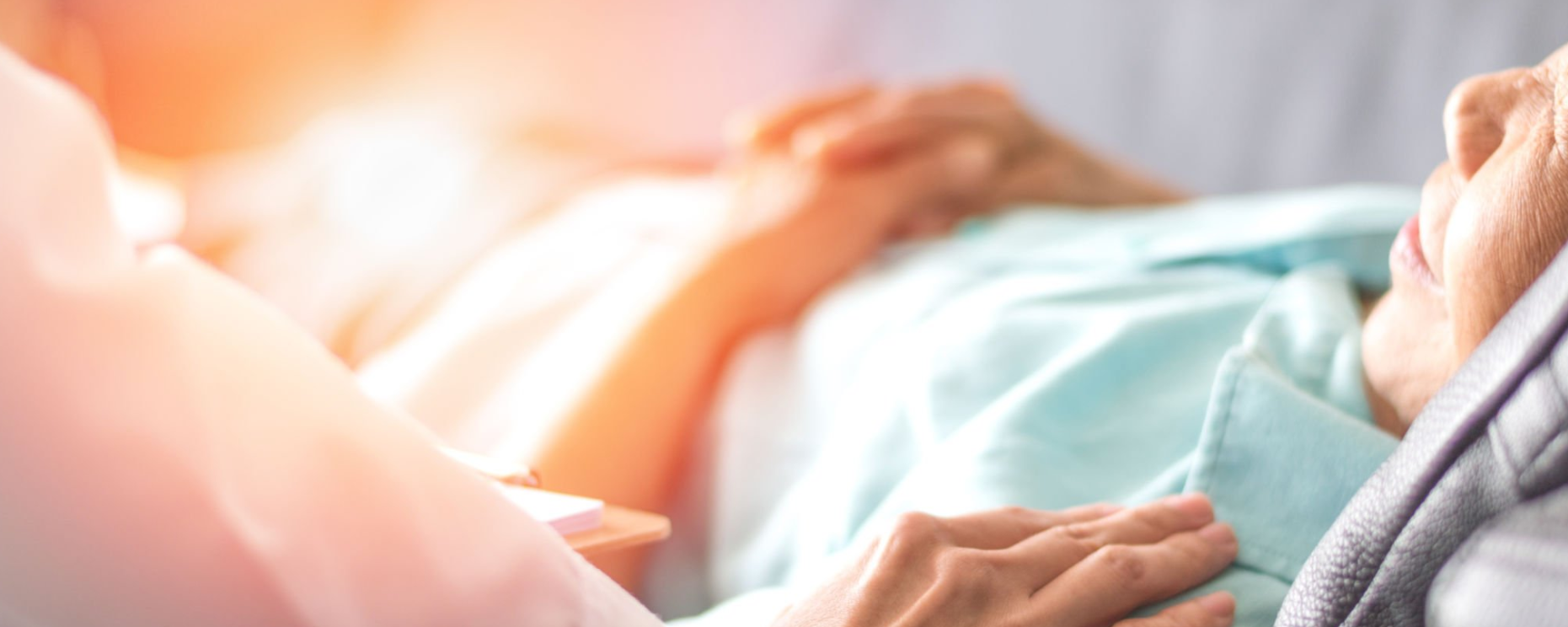 누워서 의사분께 치료 결과 듣는 환자