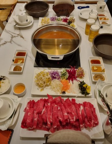 한상 푸짐하게 차려진 샤브샤브