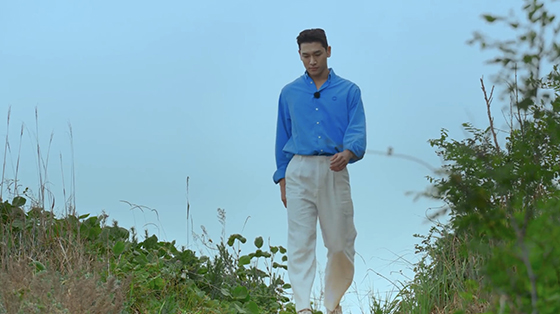 신동우 걷고 있는 모습