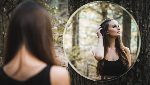 거울-속-자신-들여다-보기