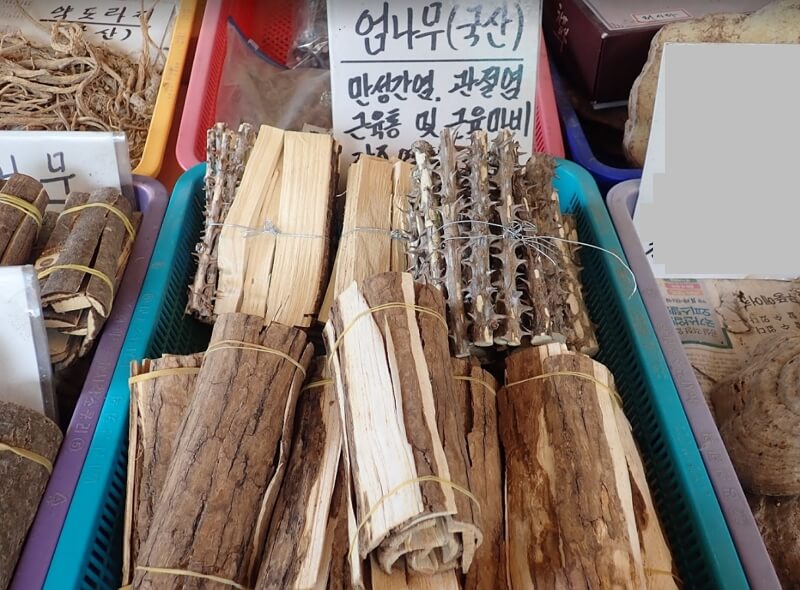 약초가게-진열대위-엄나무-묶음