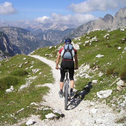 Bike postures that maintain a constant pedaling rhythm in uphill