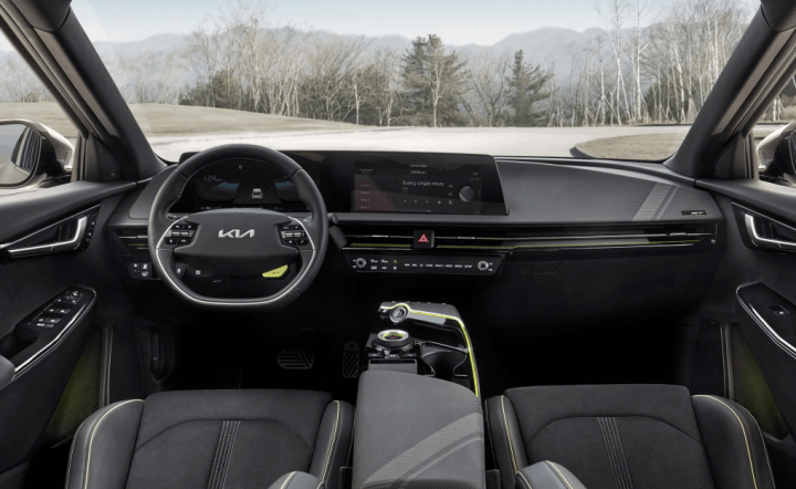 자동차의 내부모습을 보여주는 사진