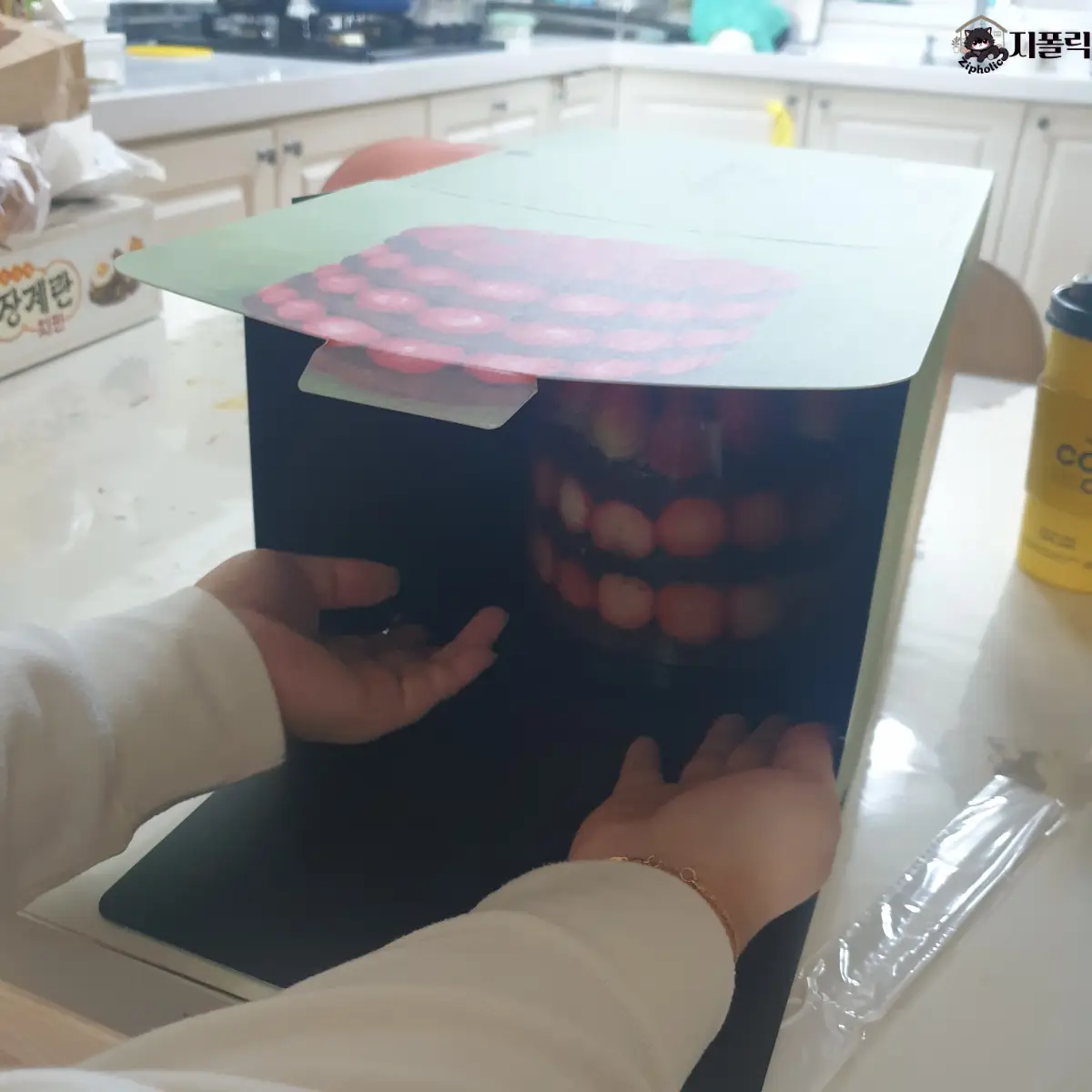 성심당-딸기시루-꺼내기