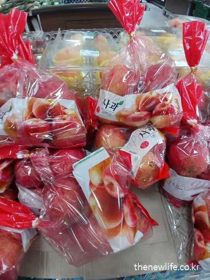 단백질 섭취 시 대사를 보완하는 식이섬유와 비타민이 풍부한 사과 진열 모습