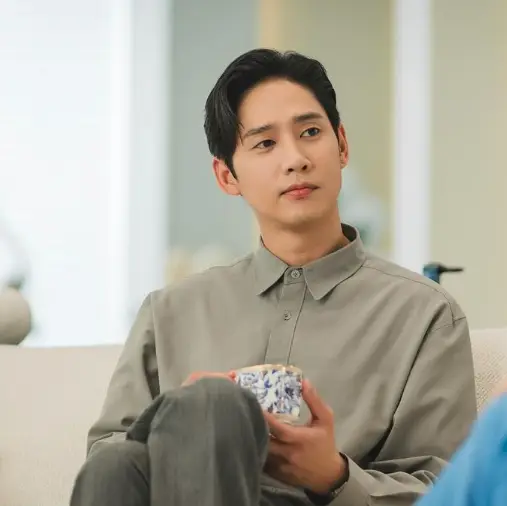 눈물의 여왕- 아이보리색 소파에 다리를 꼬고 앉아 차를 마시고 있는 박성훈