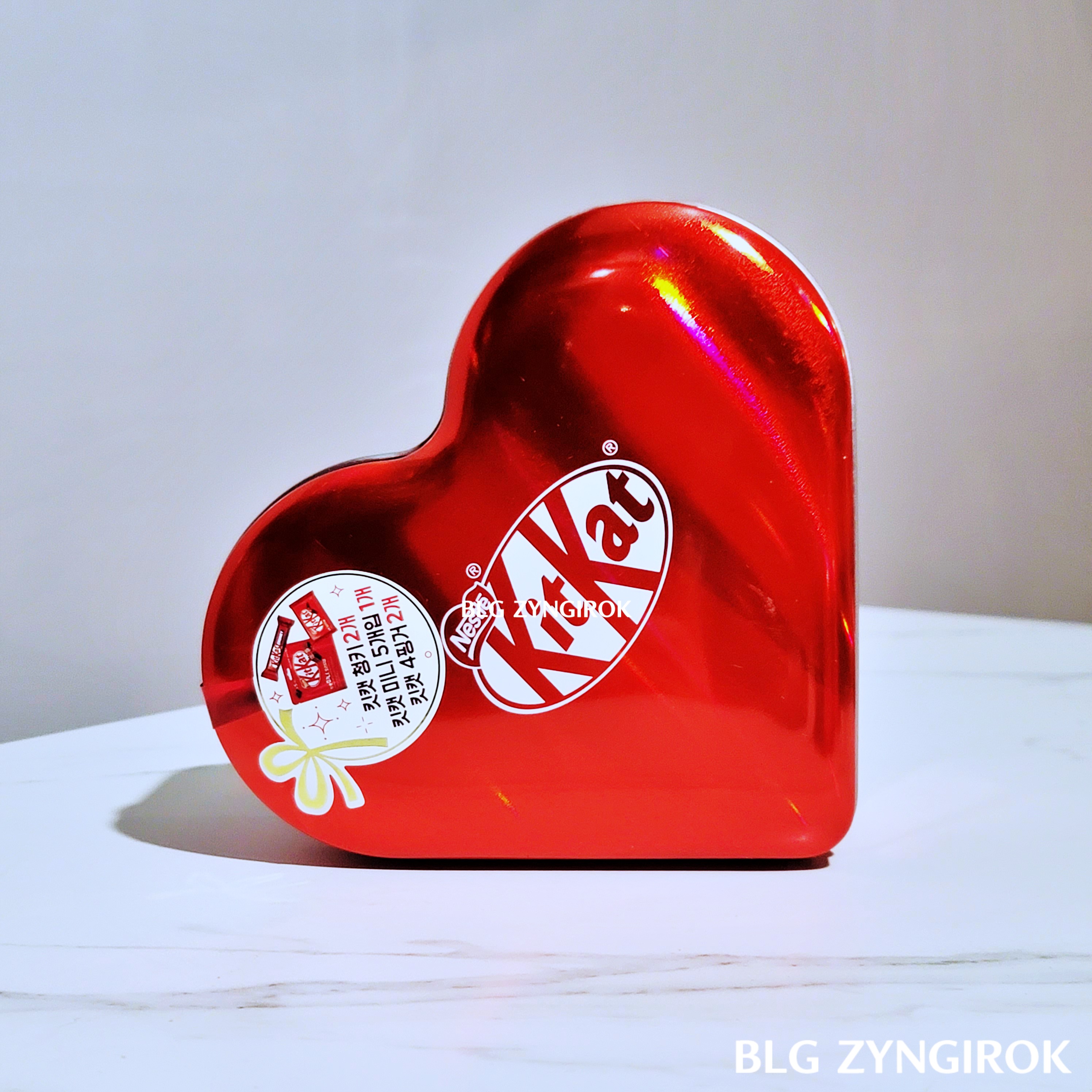 하트 틴케이스가 테이블 위에 놓여있다.