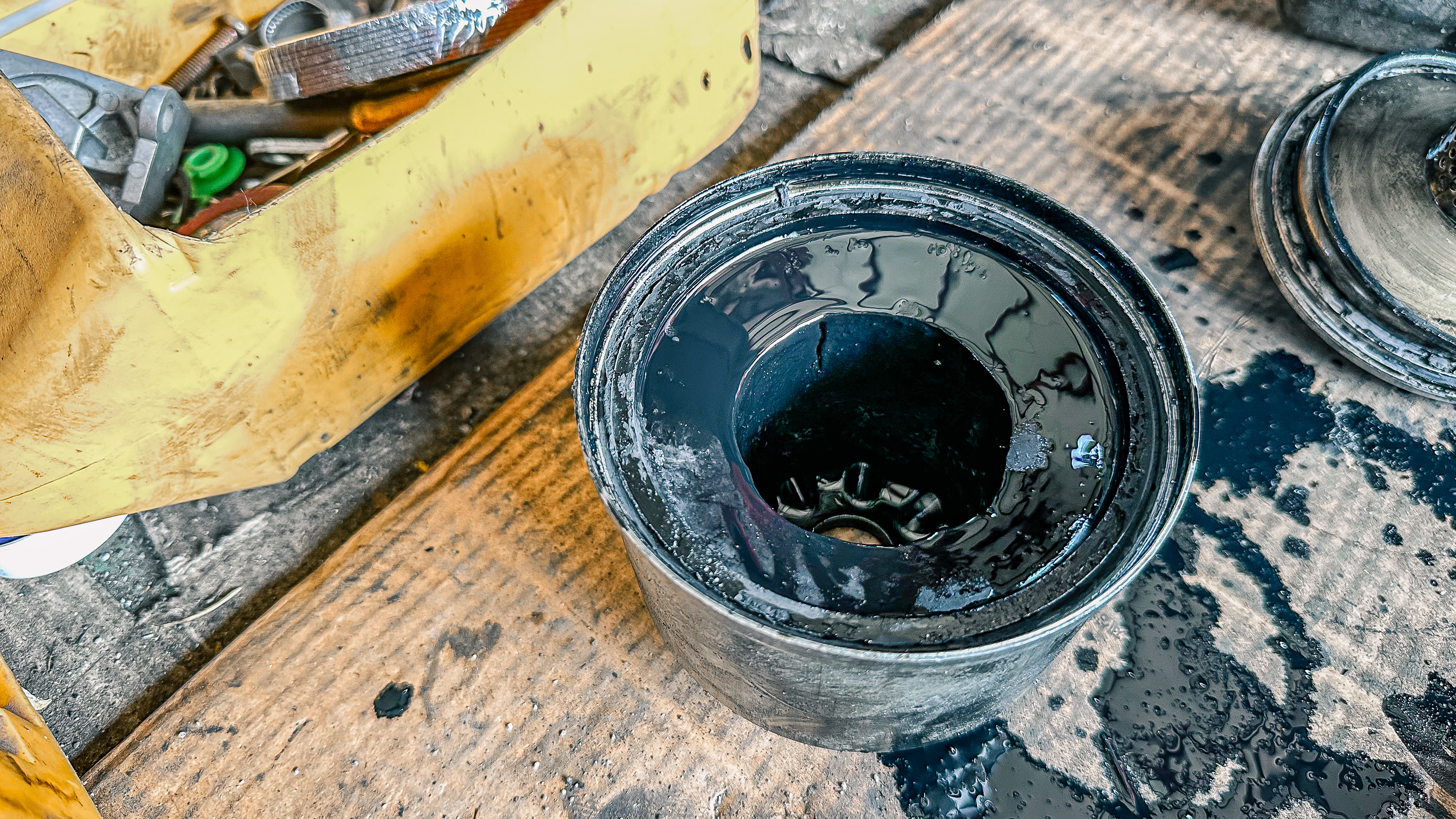 엔진 오일 교체 작업...