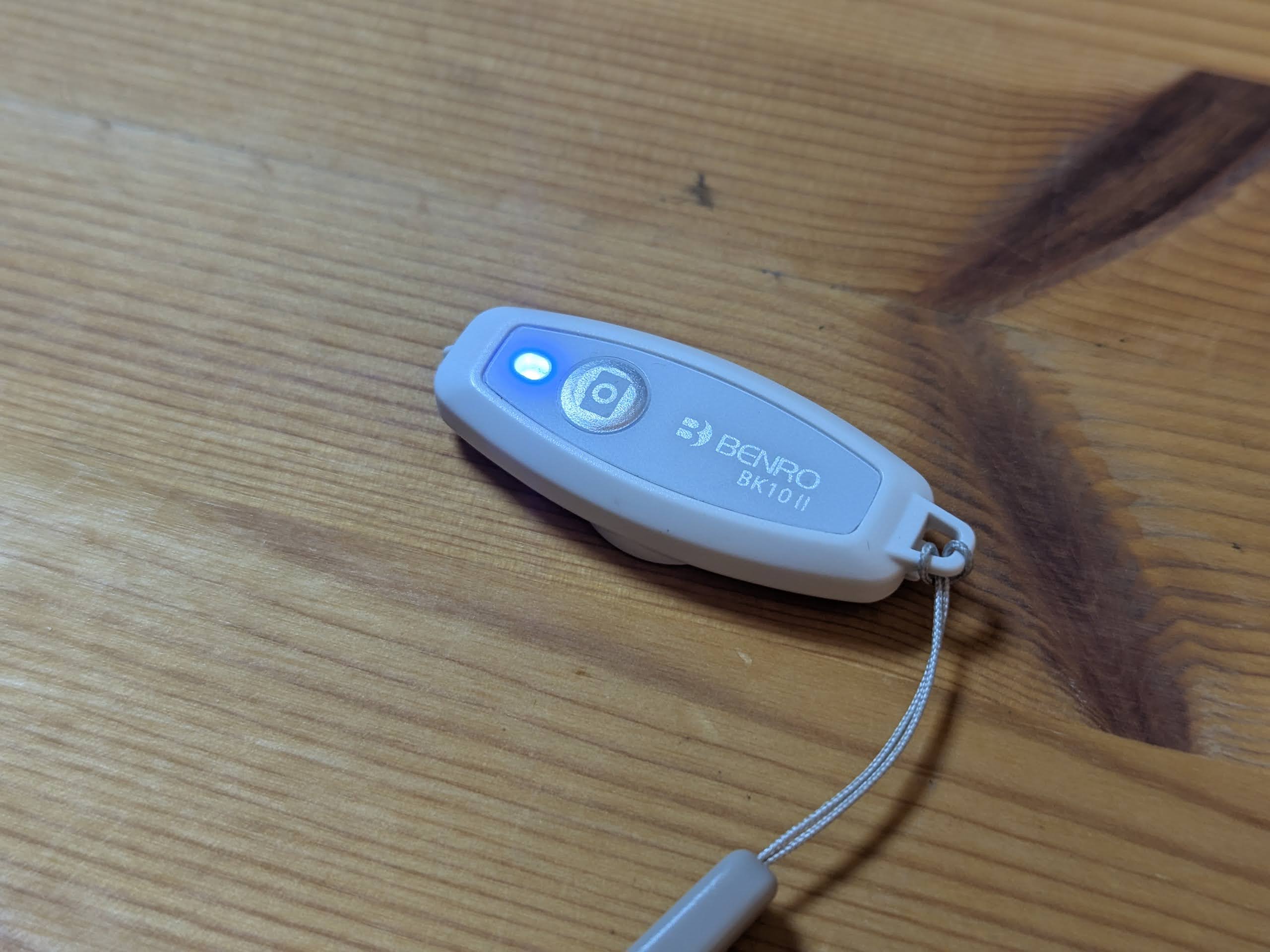 스위치에 파란 불이 들어와 전원이 켜진 모습