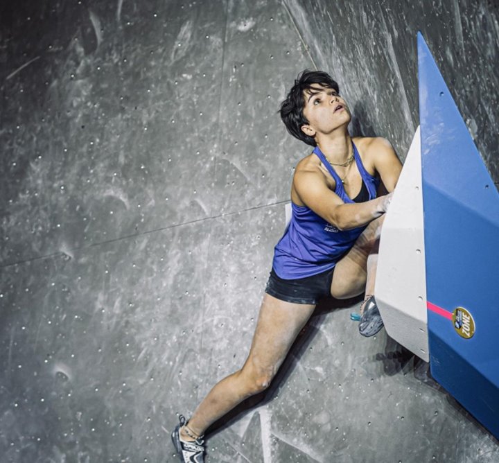 오리안 베르토네가 클라이밍을 하는 사진