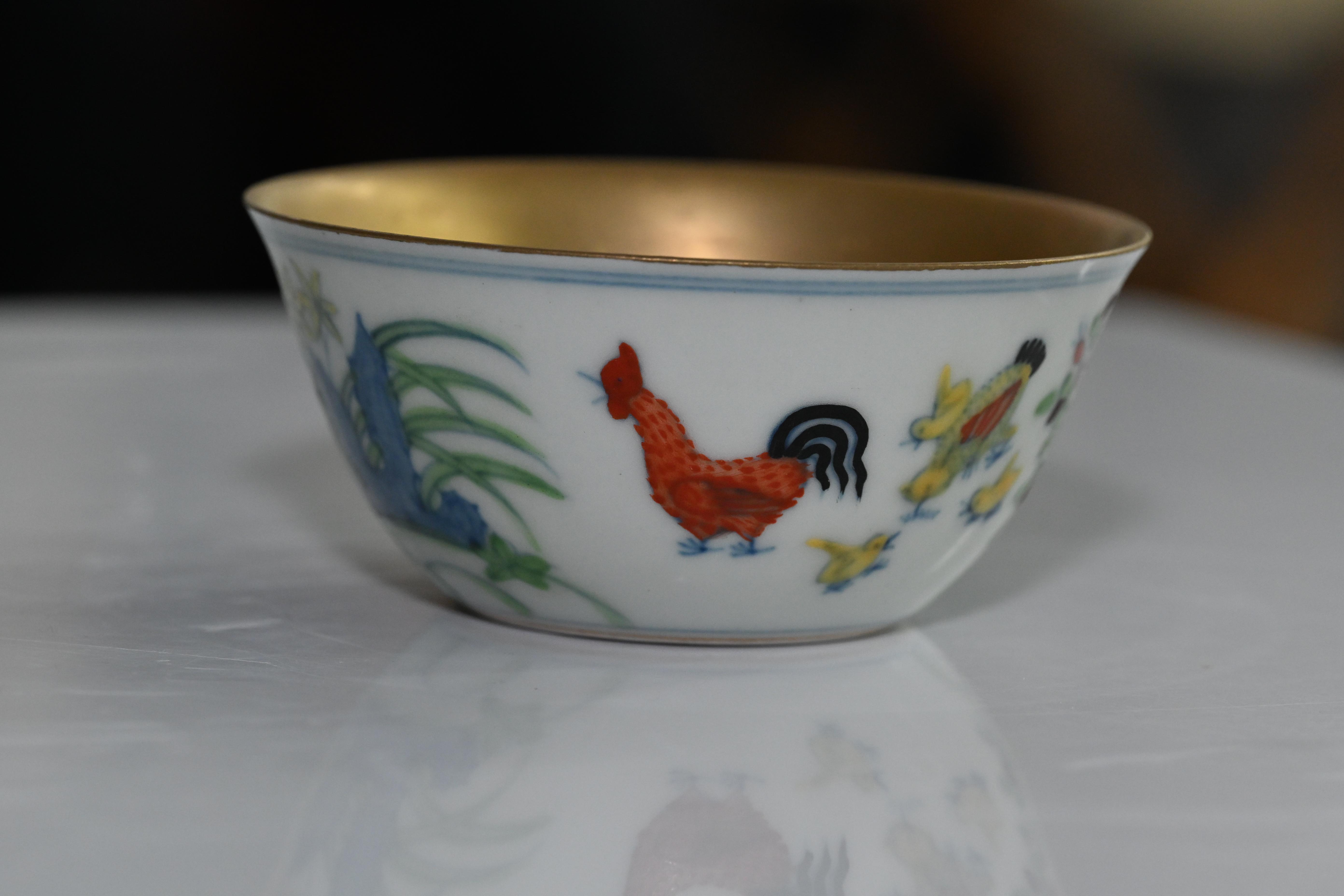 * **名称 Description:** 明代成化年鸡缸杯 (명대 성화년 계항배) * **年代 Period:** 明 代 (명대) * **质地 Quality:** 陶 瓷 (도자) * **尺寸 Size:** 高: 3.8cm 口径: 8cm * **质量 Weight:** 一对 (한 쌍)